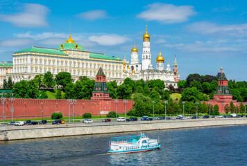 Obraz premium Moscow Kremlin with Grand Kremlin palace and Ivan the Great Bell tower, Russia