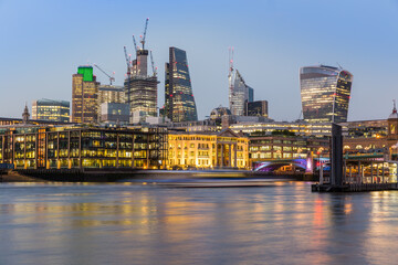 Fototapeta na wymiar Panorama of London at night over the Thames