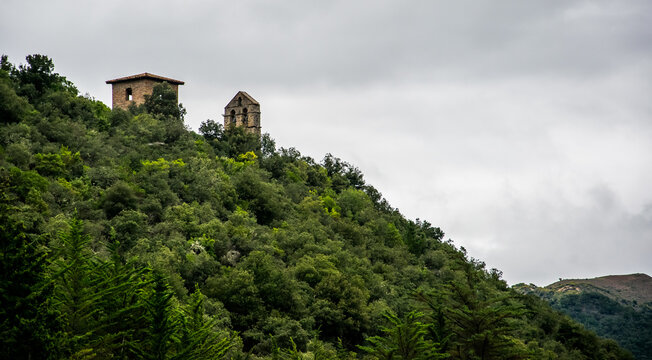 Iglesia y santuario en el monasterio de Santo Toribio de Li&eacute;bana, asomando entre la vegetaci&oacute;n de la cordillera cant&aacute;brica espa&ntilde;ola
