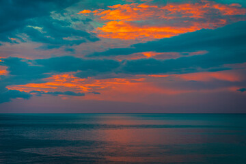Fototapeta na wymiar Beautiful sky with clouds over the ocean at sunrise 