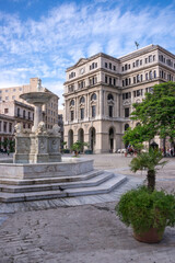 Fototapeta na wymiar Vista de la plaza de San Francisco en el centro histórico de la ciudad de La Habana, Cuba