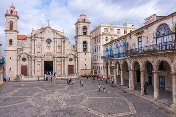Fototapeta na wymiar Plaza y catedral de La Habana, en el centro histórico de la ciudad