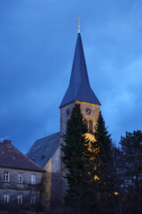Fototapeta na wymiar Evangelische Kirche in Lindenhardt zur Blauen Stunde am Abend. Lindenhardt, Bayern, 2021. Fränkische Schweiz