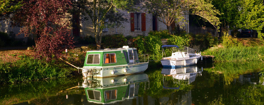 Panoramique deux bateaux sur la S&egrave;vre Nortaise au soleil couchant &agrave; Damvix (85420), d&eacute;partement de Vend&eacute;e en r&eacute;gion Pays de la Loire, France
