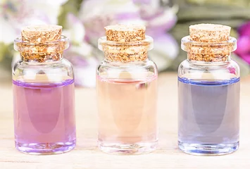Foto auf Acrylglas Flaschen mit buntem ätherischem Blumenöl. Alternativmedizinisches Konzept. © Albert Ziganshin