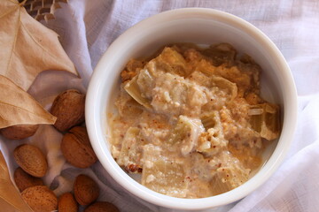 Cardo con salsa de almendras y nueces
