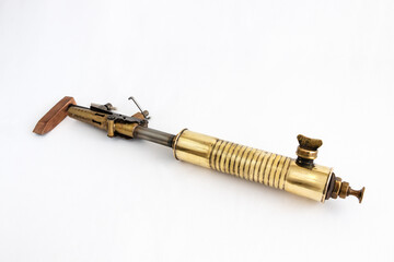 Soldador manual antigüo a kerosene en Plano entero