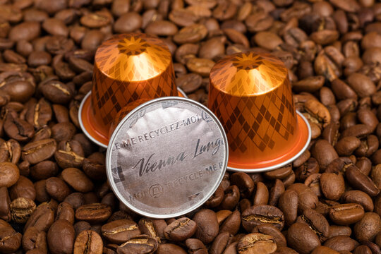 Three nespresso coffee capsules on coffee grain background. Taste Vienna  Linizio Lungo. Nespresso is a global coffee company Stock Photo | Adobe  Stock