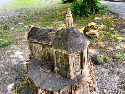 kleine Holzkirche aus einem Baumstumpf geschnitzt in der N&auml;he von D&uuml;lmen
