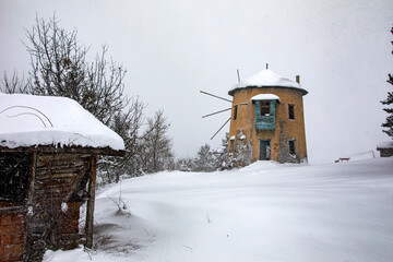 Photo of a windmill taken in a snowy landscape. Moreover, this photograph belongs to divide the turkey from the brine of the most beautiful places.