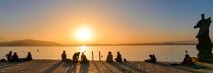 Sonnenuntergang am Zugersee in der Zentralschweiz