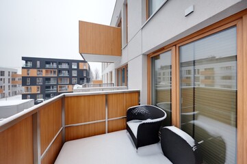 Nowoczesne osiedle mieszkaniowe widok z balkonu w zimie © arteffect.pl