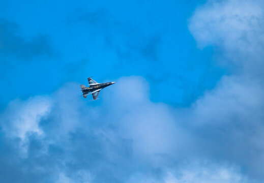 F-16 Fighting Falcon flying against sky