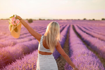 Chica paseando por un campo de lavanda