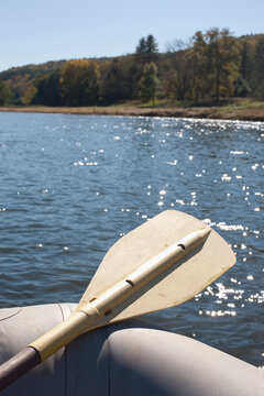 USA, Pennsylvania, Calicoon, Oar in kayak at lake