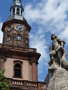 Siegfriedbrunnen mit Kirchturm der Dreifaltigkeitskirche in Worms am Rhein