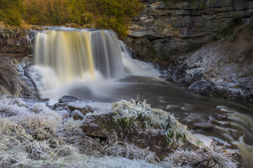 Obraz premium USA, West Virginia, Blackwater Falls State Park. Winter waterfall.