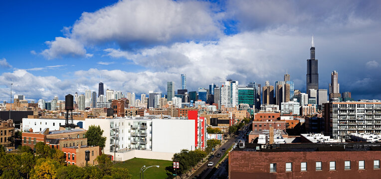 USA, Illinois, Chicago, Clouds over downtown