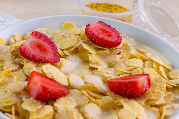 Desayuno de cereal, y fresa con leche