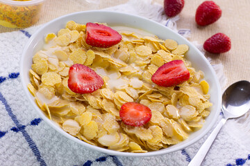 Desayuno de cereal, y fresa con leche