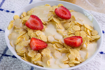 Desayuno de cereal, y fresa con leche