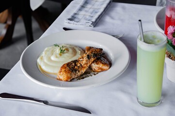 lamb chops with mashed potatoes