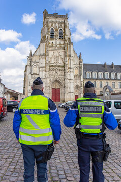 Deux Gendarmes, de dos, devant l'Abbaye de Saint-Riquier, Somme, France