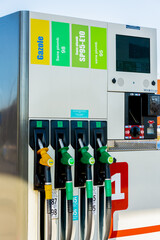 Pompes à essence dans une station-service
