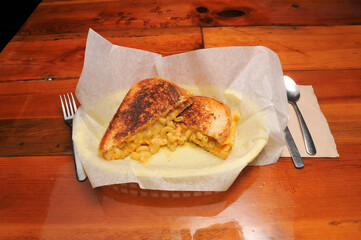 Grilled Mac and Cheese Sandwich