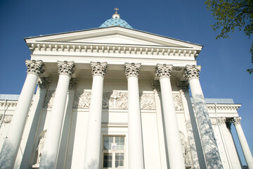 Fototapeta premium View of the colonnade of the Trinity-Izmailovsky Cathedral in St. Petersburg Russia on a sunny day