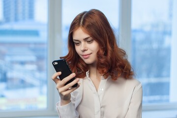 Obraz premium Business woman with phone in hands communicating technology office official