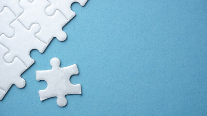 Obraz premium Abstract conceptual background with incomplete jigsaw puzzle 