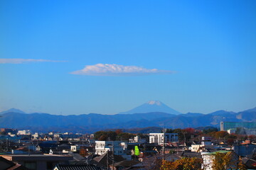 六道山公園の展望台から見た富士山と雲の風景1