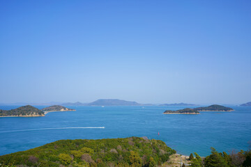 Fototapeta na wymiar 春の瀬戸内海と島々(香川県高松市)