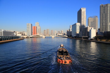 Fototapeta premium 隅田川を遡上するタグボート