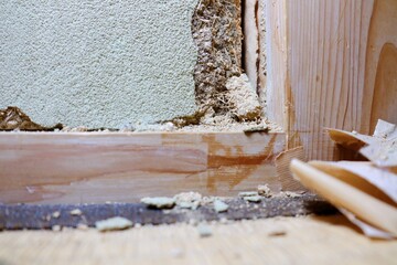 地震によって崩壊した土壁