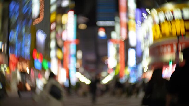 新宿の夜景を50％のスローモーションで撮影。グルグルにボケる特殊なレンズを使っています。