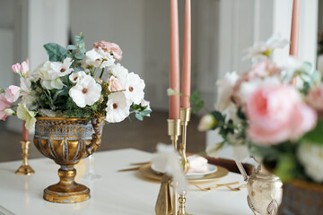 Wedding decorations with flowers. Beautiful flower composition in classic interior. Decoration of a banquet at a wedding with flowers..