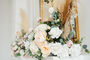 Wedding decorations with flowers. Beautiful flower composition in classic interior. Decoration of a banquet at a wedding with flowers..