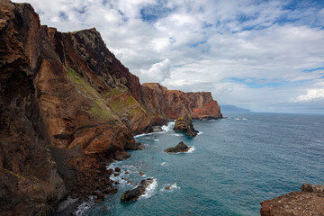 Steile Klippen an der Südküste von Madeira an der Ponta de Sao Lourenco