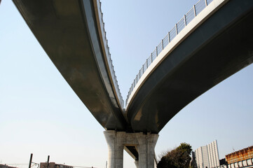 青空と高速道路