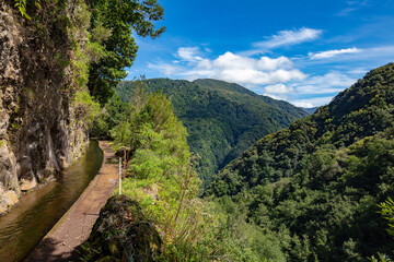 Fototapeta na wymiar Idyllische Levada Wanderung in Ribeira Janela im Norden Madeiras mit fantastischer Aussicht 