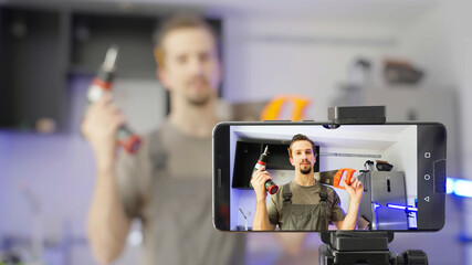 Obraz premium Worker influencer shooting video about kitchen assembly