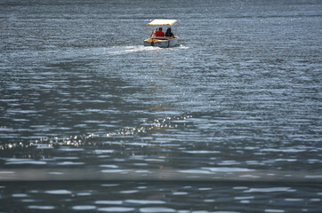 Ein Elektroboot auf dem Traunsee, Salzkammergut, Österreich, Europa - An electric boat on the...