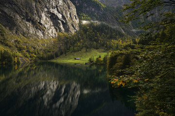 Fototapeta na wymiar Die Fischunkelalm im Spiegelnden Obersee im düsteren Herbst