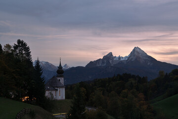 Abendstimmung an der Kirche von Maria Gern mit Blick zum Watzmann