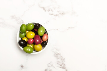 Cuenco con olivas sobre un fondo de mármol. Vista superiro. Copy space