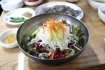 한국 전통 음식 육회 비빔밥