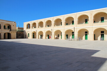 Fototapeta na wymiar saint-elmo fort in valletta in malta