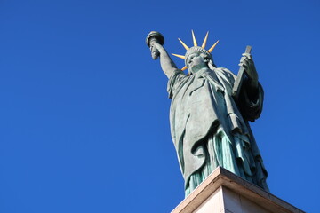 Statue de la Liberté, réplique de la célèbre statue de New York City (USA), à Paris, allée...